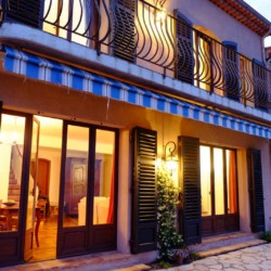 Villa de Vacance avec piscine à Théoule Sur Mer près de Cannes (façade de nuit)