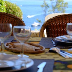 Villa de Vacance avec piscine à Théoule Sur Mer près de Cannes (table sur terrasse extérieure)