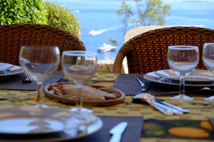 Villa de Vacance avec piscine à Théoule Sur Mer près de Cannes (table sur terrasse extérieure)