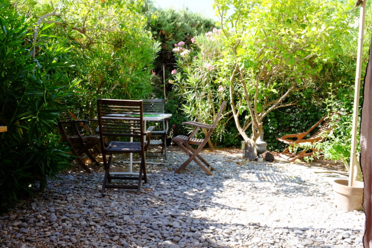 Location petite maison de vacances à Saint Mandrier sur mer, Var (83) : Jardin arboré